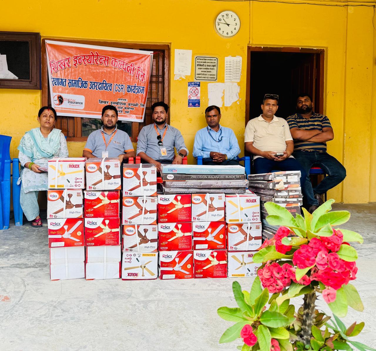 शिखर इन्स्योरेन्सको मधेश प्रदेश कार्यालयद्धारा सुराजी देवी माध्यमिक विद्यालयलाई २१ वटा सिलिङ फ्यान प्रदान